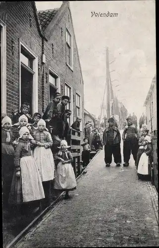 Ak Volendam Nordholland Niederlande, Straße, Kinder in Tracht