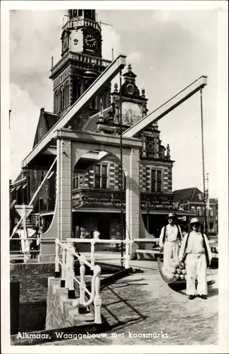 Ak Alkmaar Nordholland Niederlande, Waaggebouw, Käsemarkt, Käseträger