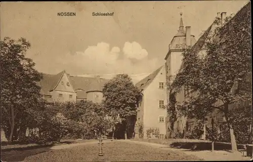 Ak Nossen in Sachsen, Schlosshof