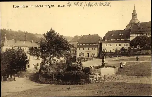 Ak Lauenstein Erzgebirge, Blick auf die Ortschaft, Platz mit Brunnen