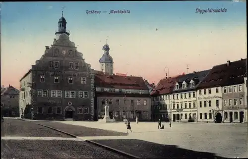 Ak Dippoldiswalde im Erzgebirge, Rathaus, Marktplatz, Denkmal, Passanten