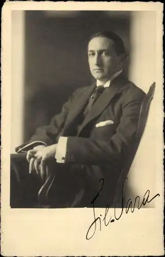 Foto Ak Schauspieler Gilbert Sara, Portrait, Anzug, Autogramm