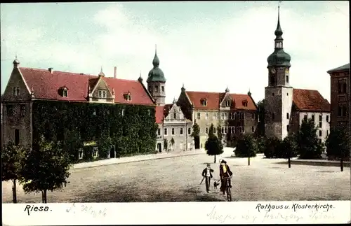 Ak Riesa an der Elbe Sachsen, Rathaus und Klosterkirche, Radfahrer