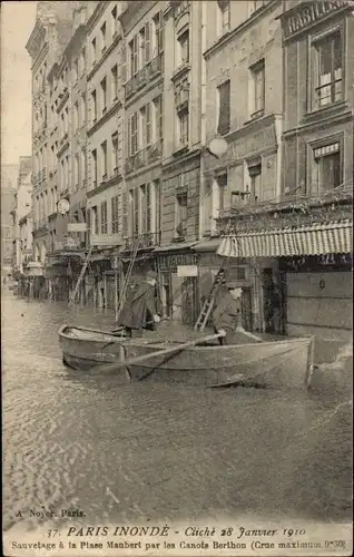 Ak Überschwemmungen in Paris 1910, Rettung am Place Maubert durch die Canots Berthon