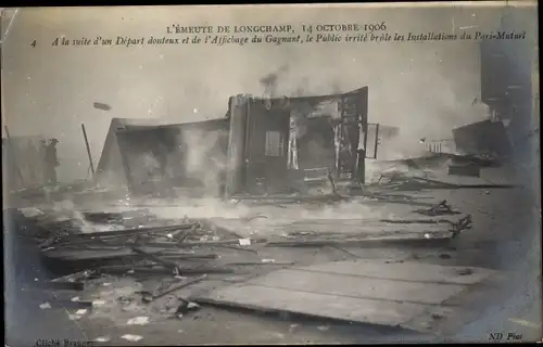 CPA Paris XVI, l'Emeute de Longchamp 14 Octobre 1906, le Public irrite brule les Installations Pari