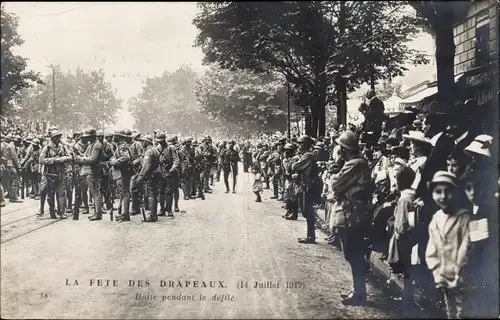 Ak Paris, Das Flaggenfest, 14. Juli 1917, Halt während der Parade