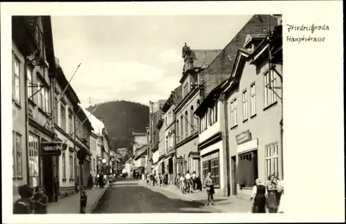 Ak Friedrichroda im Thüringer Wald,  Hauptstraße, Passanten