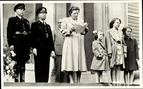 Ak Juliana der Niederlande, Prinzessinnen Beatrix, Irene, Margriet, Soestdijk 1949, Niederl. Polizei