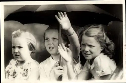 Ak Niederländisches Königshaus, Prinzessinnen Beatrix, Irene und Margriet, 1948