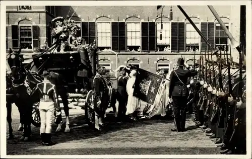 Ak Königin Wilhelmina der Niederlande, Eröffnung Staten Generaal 1930, Innenhof, Königliche Kutsche