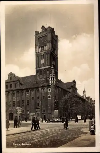 Ak Toruń Thorn Westpreußen, Straßenpartie mit Rathaus