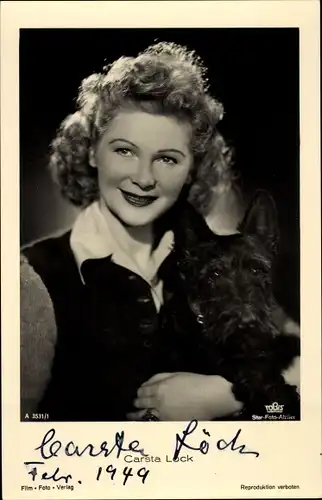 Ak Schauspielerin Carsta Löck, Portrait mit schwarzem Terrier, Autogramm