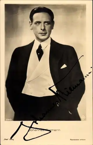 Ak Schauspieler Johannes Riemann, Portrait im Anzug, Autogramm