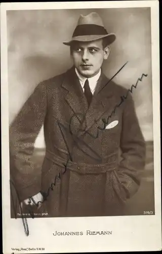 Ak Schauspieler Johannes Riemann, Portrait, Hut, Mantel, Autogramm