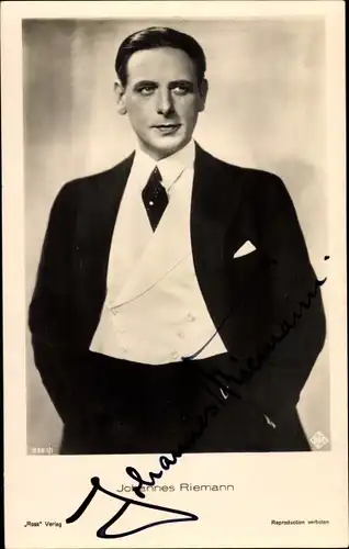 Ak Schauspieler Johannes Riemann, Portrait im Anzug, Autogramm