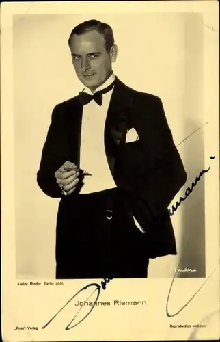 Ak Schauspieler Johannes Riemann, Standportrait, Zigarette, Autogramm