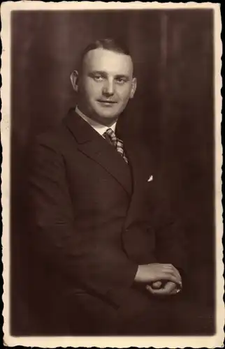 Foto Ak Portrait eines Mannes in Anzug