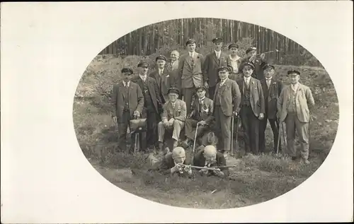 Foto Ak Männer in Anzügen mit Uniformmützen, Veteranen ?