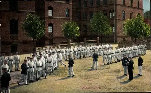 Ak Soldatenleben, Soldaten auf dem Exerzierplatz, Kasernenhof