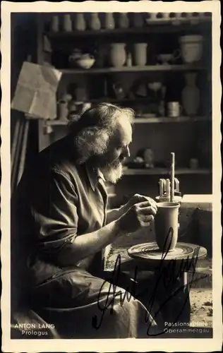 Ak Oberammergau in Oberbayern, Passionsspiel Darsteller Anton Lang in Töpferwerkstatt, Autogramm