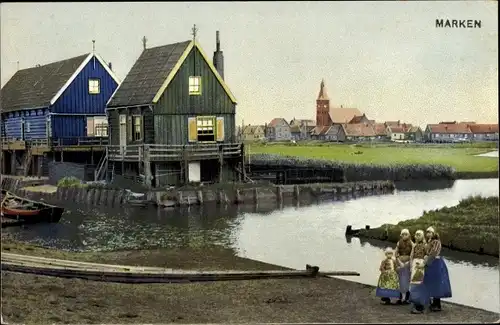 Ak Marken Nordholland Niederlande, Mädchen in Tracht vor Häusern, Nenke und Ostermaier 80 1958