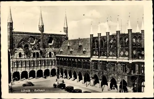 Ak Hansestadt Lübeck, Rathaus, Autos