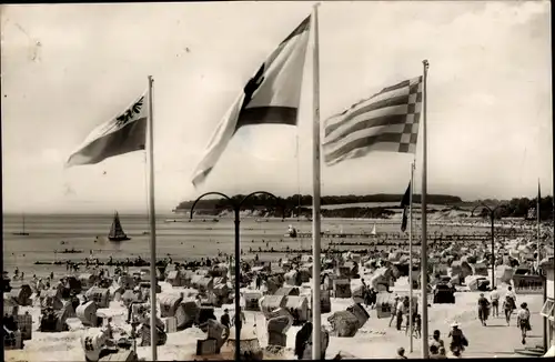 Ak Ostseebad Grömitz in Holstein, Strand, Fahnen