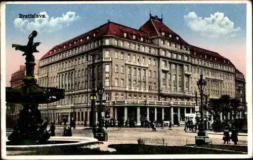 Ak Pressburg Bratislava Slowakei, Straßenpartie, Brunnen