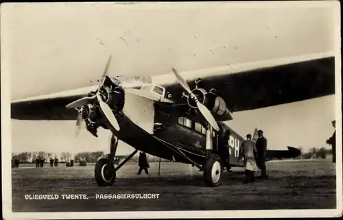 Ak Twente Overijssel, Passagierflugzeug auf dem Flugplatz