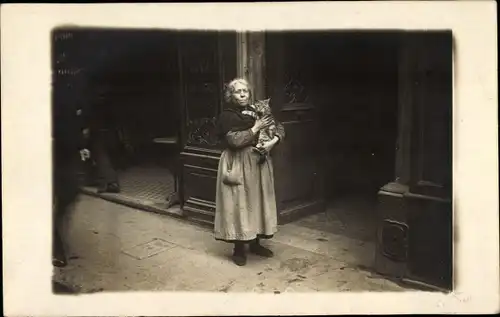Foto Ak Paris X., Frau mit Katze, Straße