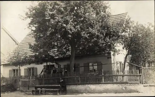 Foto Ak Selb im Fichtelgebirge Oberfranken, Wohnhaus, Sitzbank, Baum