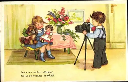 Ak Fotograf, Fotografiertes Mädchen, Puppe, Hund, Fotoapparat, Blumen
