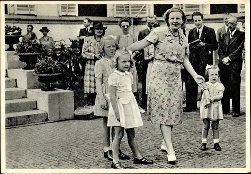 Ak Königin Juliana der Niederlande mit Töchtern
