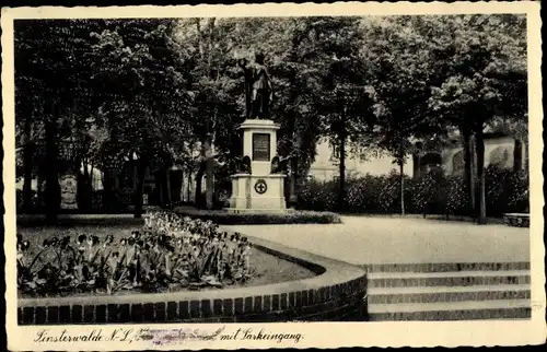 Ak Finsterwalde in der Niederlausitz, Denkmal, Parkeingang