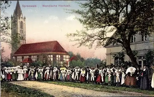 Ak Spreewald, Spreewälder in Trachten, Wendische Hochzeit, Kirche