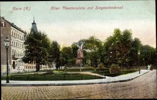 Ak Gera in Thüringen, Alter Theaterplatz, Siegesdenkmal, Blumen