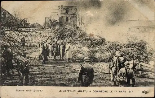 Ak Compiègne Oise, abgeschossener Zeppelin 1917, Trümmer, Kriegszerstörung I. WK