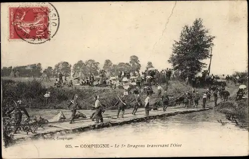 Ak Compiègne Oise, die 5. Dragoner überqueren den Fluss