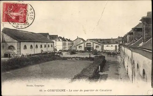 Ak Compiègne Oise, Kaserne der Kavallerie, Hof