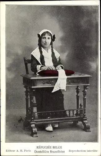 Ak Belgische Kriegsflüchtige in Paris 1917, Klöpplerin aus Brüssel
