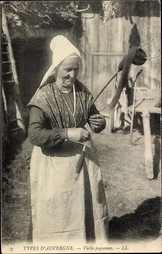 Ak Auvergne, alte Frau in Tracht, Spindel