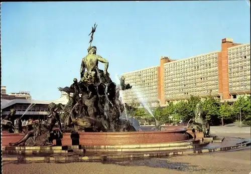 Ak Berlin Mitte, Neptunbrunnen mit Magistrale, Plattenbau