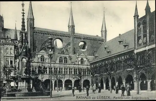 Ak Hansestadt Lübeck, Rathaus, Marktfassade, Siegesbrunnen