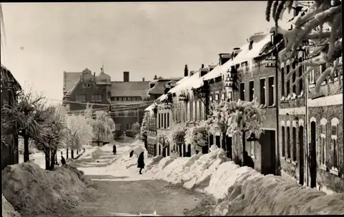 Ak Schöneck im Vogtland, Dr. Külz Straße mit Rathaus, Winter