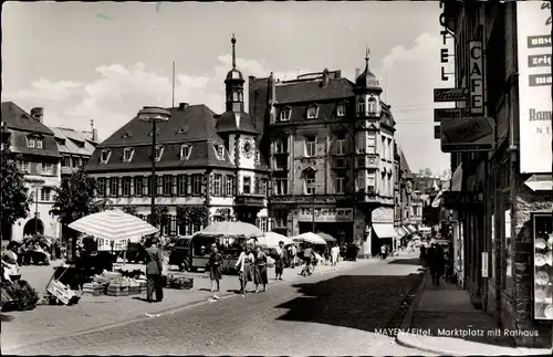 Ak Mayen in der Eifel, Marktplatz, Rathaus, Marktstände