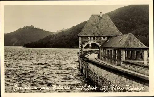 Ak Waldeck am Edersee Hessen, Edertalsperre mit Blick auf Schloss Waldeck