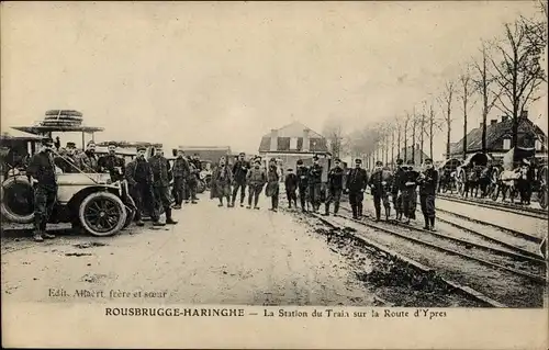 Ak Rousbrugge Haringhe Roesbrugge Haringe Flandern, Bahnhof, Gleisseite, belgische Soldaten