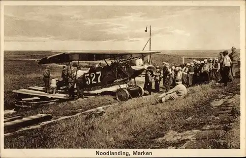 Ak Marken Nordholland, Noodlanding, Notlandung auf einer Wiese, Flugzeug