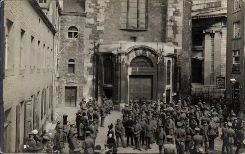 Foto Ak Aachen, Aachener Münster, Eingang, deutsche Soldaten in Uniform, 1918