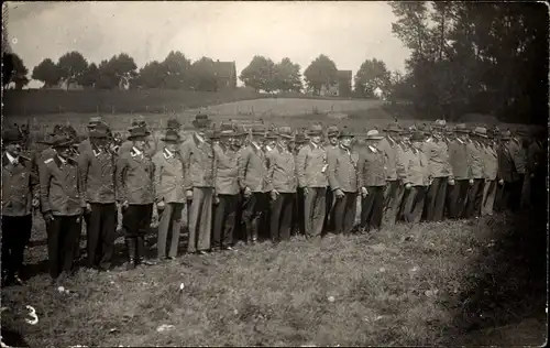 Foto Ak Maaslingen Petershagen an der Weser, Schützenfest 1954?, Männer in Schützenuniform
